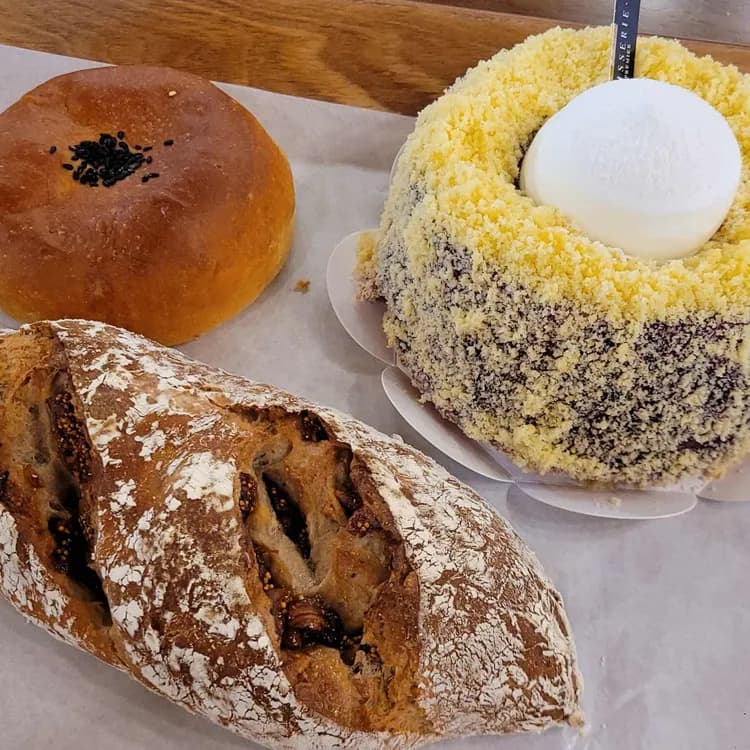 산정호수 빵명장, 한적한 호수 주변의 맛집 - AI 딩코의 맛집 공략