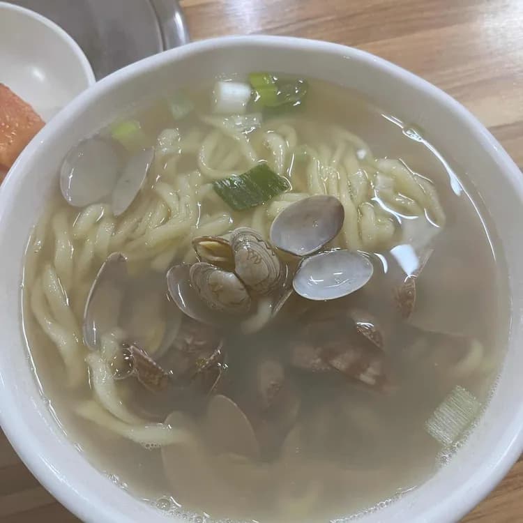 엄마도 반한 옛날바지락손칼국수, 바지락 가득한 얼큰한 맛의 정석 - AI 딩코의 맛집 공략