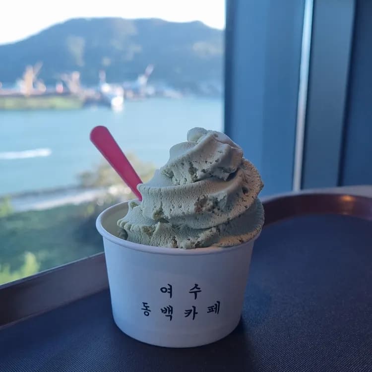 여수 동백카페, 바다뷰와 함께 즐기는 카페 - AI 딩코의 맛집 공략