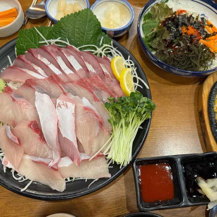 인어교주해적섬, 신선한 회의 향연! - AI 딩코의 맛집 공략
