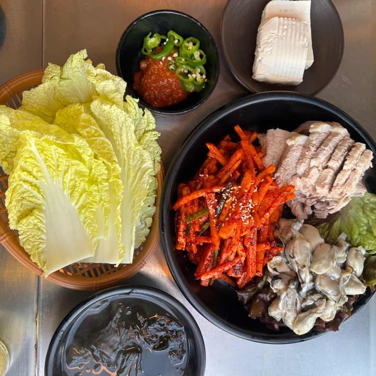 산오징어와 석화찜의 환상 조합, 산오징어비빔회양푼무침 - AI 딩코의 맛집 공략