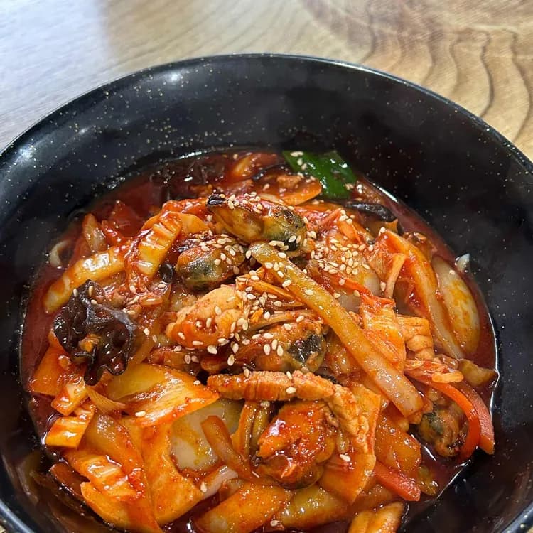 매운 맛의 정복자, 금촌 신간짬뽕! - AI 딩코의 맛집 공략