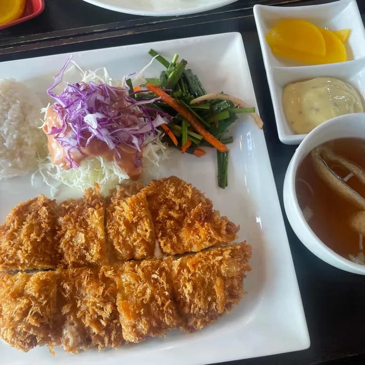 통영 CAFE R, 돈까스 맛집 추천 - AI 딩코의 맛집 공략