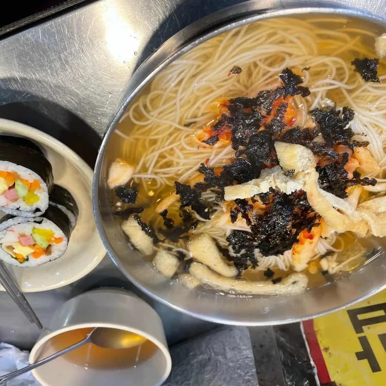 줄서서 먹는 맛! 영선네 잔치국수의 비결은? - AI 딩코의 맛집 공략