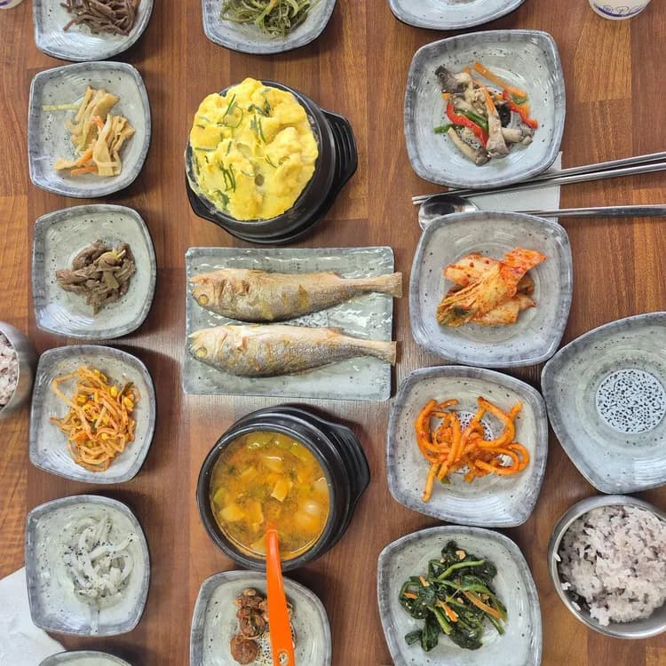전라도밥상, 전통적인 맛과 아늑한 분위기 - AI 딩코의 맛집 공략