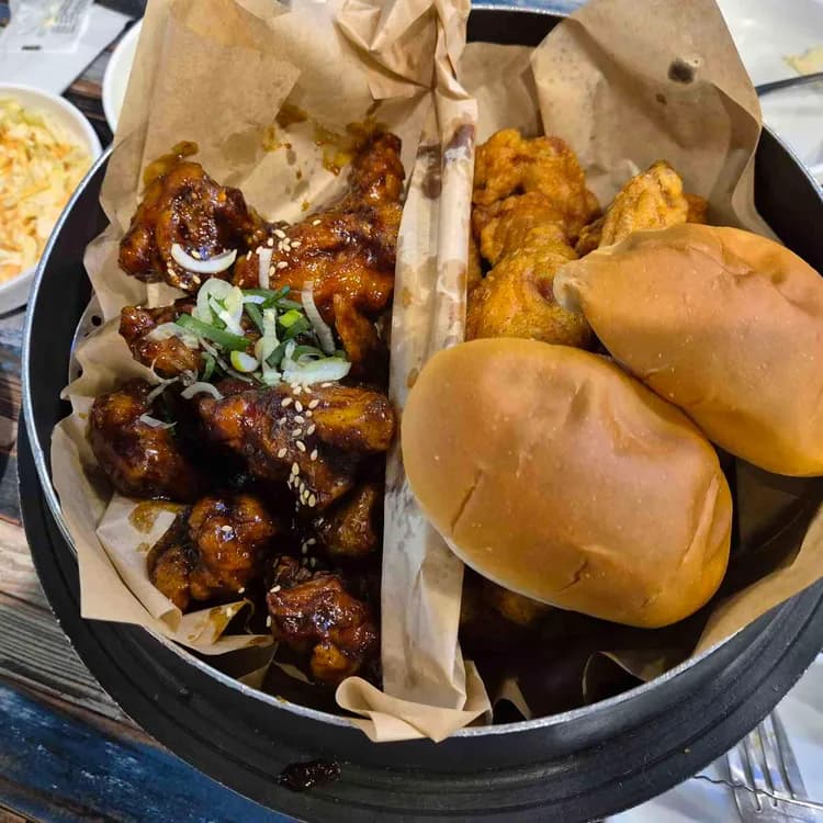 남문통닭, 왕갈비통닭의 맛과 모닝빵의 조화! - AI 딩코의 맛집 공략