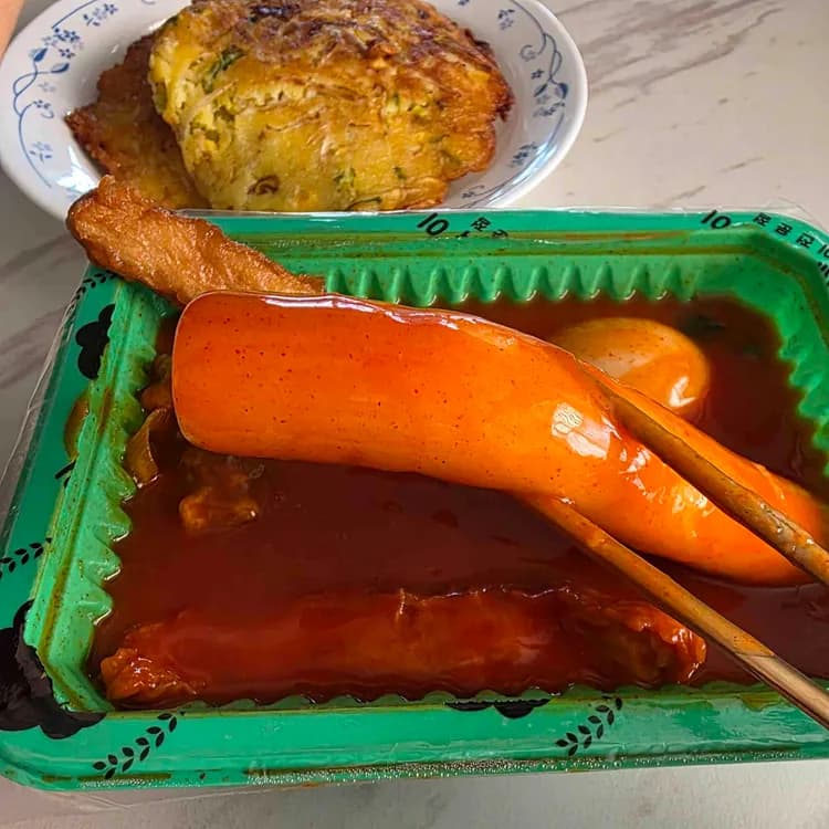 우리할매떡볶이, 지역 맛집으로 소문난 떡볶이 전문점 - AI 딩코의 맛집 공략