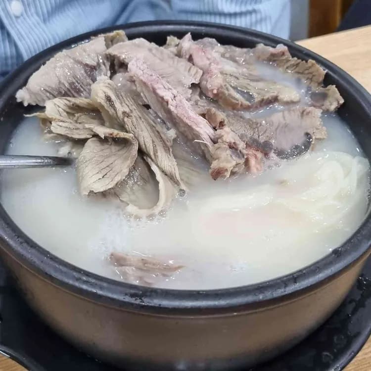 이문설렁탕, 전통과 역사가 살아 숨쉬는 맛의 향연 - AI 딩코의 맛집 공략
